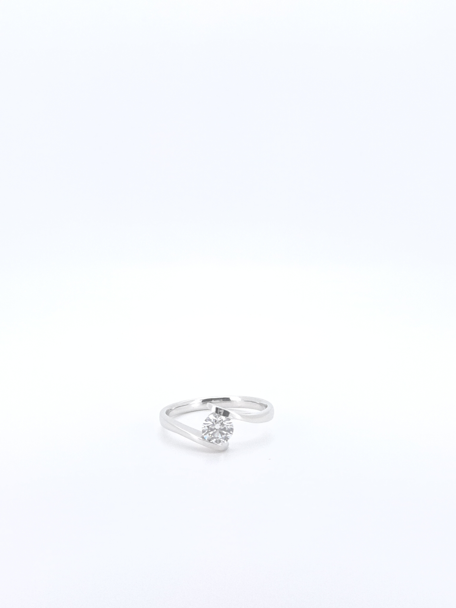 Anillo_de_Platino_Brazo_Girado_con_Diamante_1_quilate