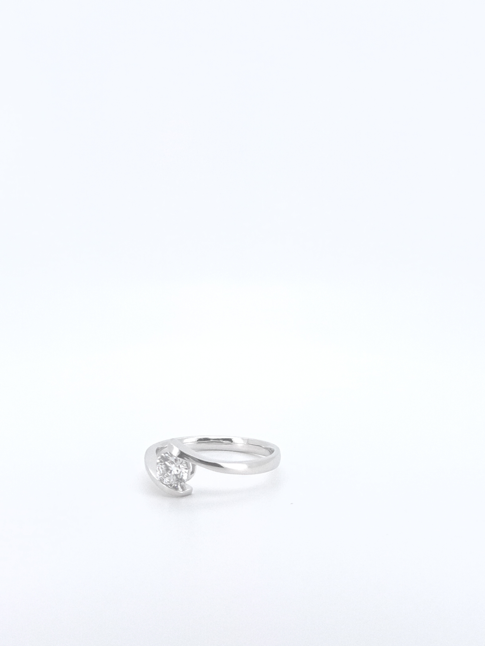 Anillo_de_Platino_Brazo_Girado_con_Diamante_1_quilate_a