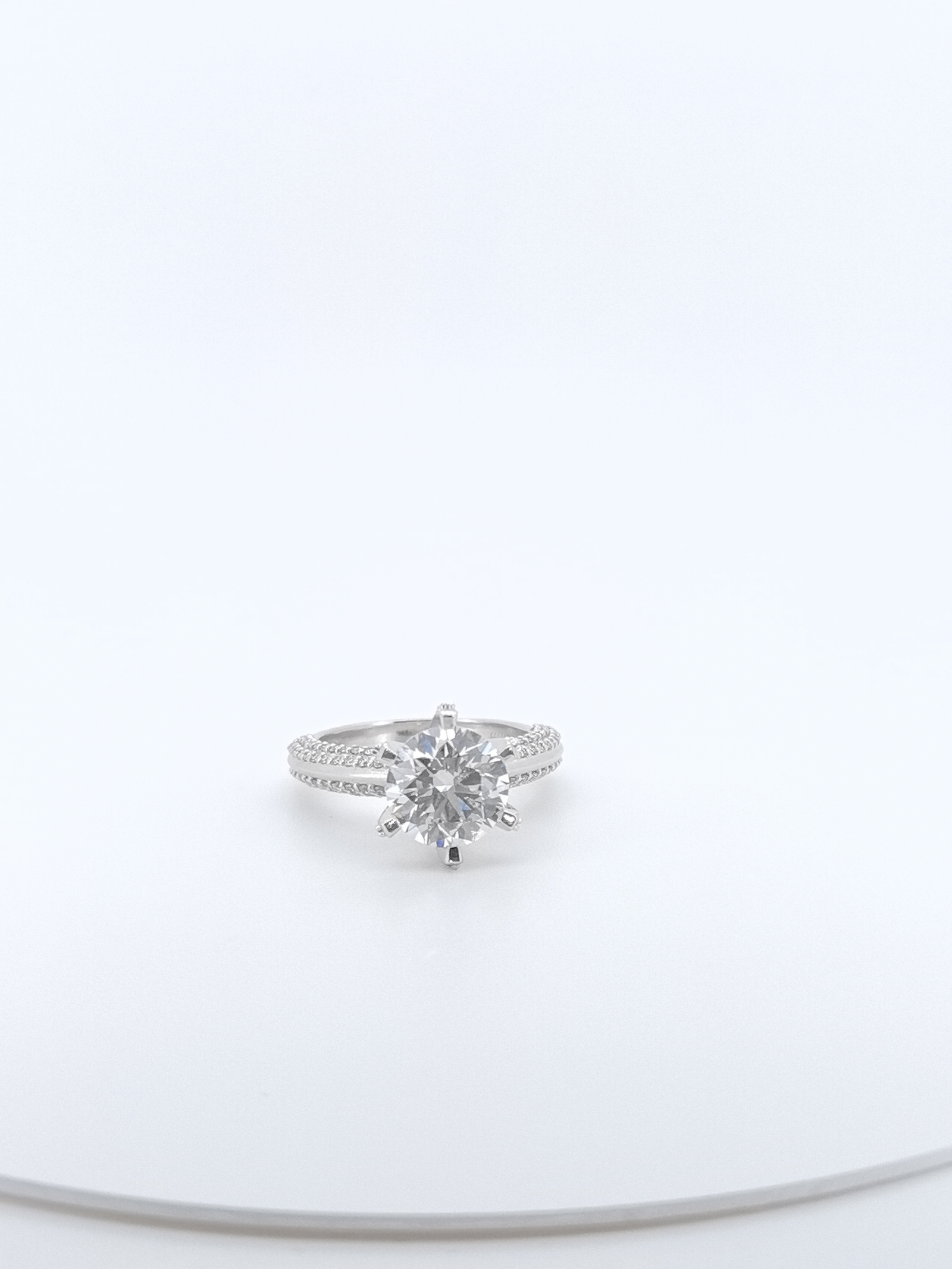 Anillo_de_Platino_Seis_Puntas_Corte_Media_Luna_con_Diamantes_de_3_quilates_y_Pavé_de_Diamantes