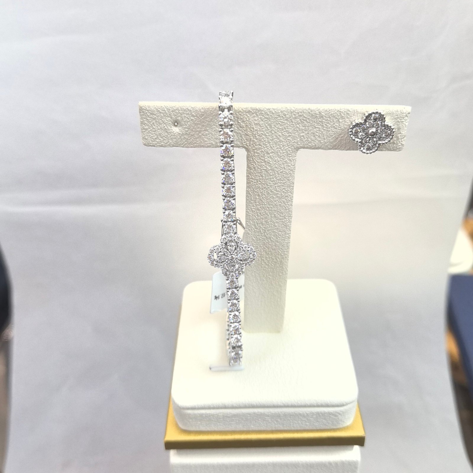 Brazalete_de_Tenis,_Platino_con_Trébol_de_Cuatro_Hojas_con_Diamantes